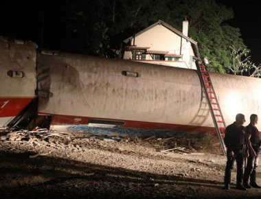 Τραγωδία στο Άδενδρο: Ολονύχτιες έρευνες της πυροσβεστικής για τυχόν εγκλωβισμένους στο τρένο